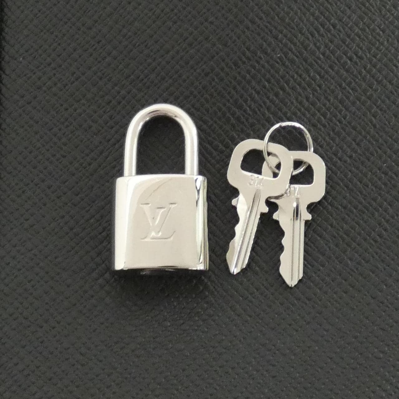 ルイヴィトン タイガ ポルト ドキュマン ヴォワヤージュ M30925 バッグ