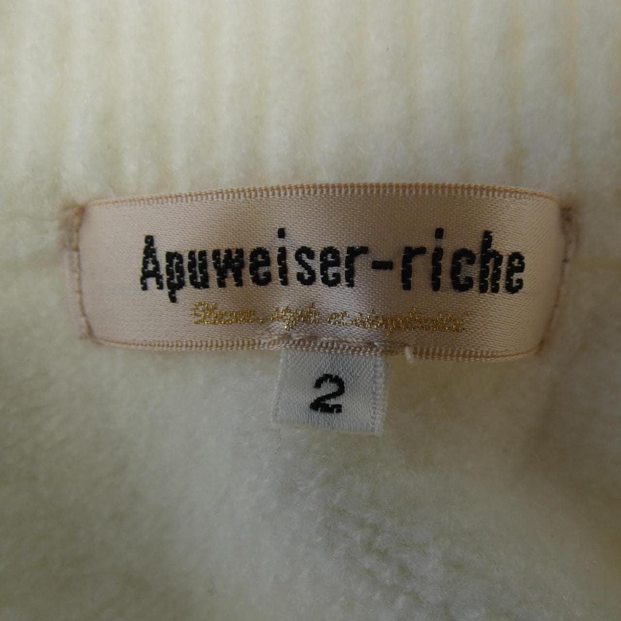 Apuweiser-riche knit