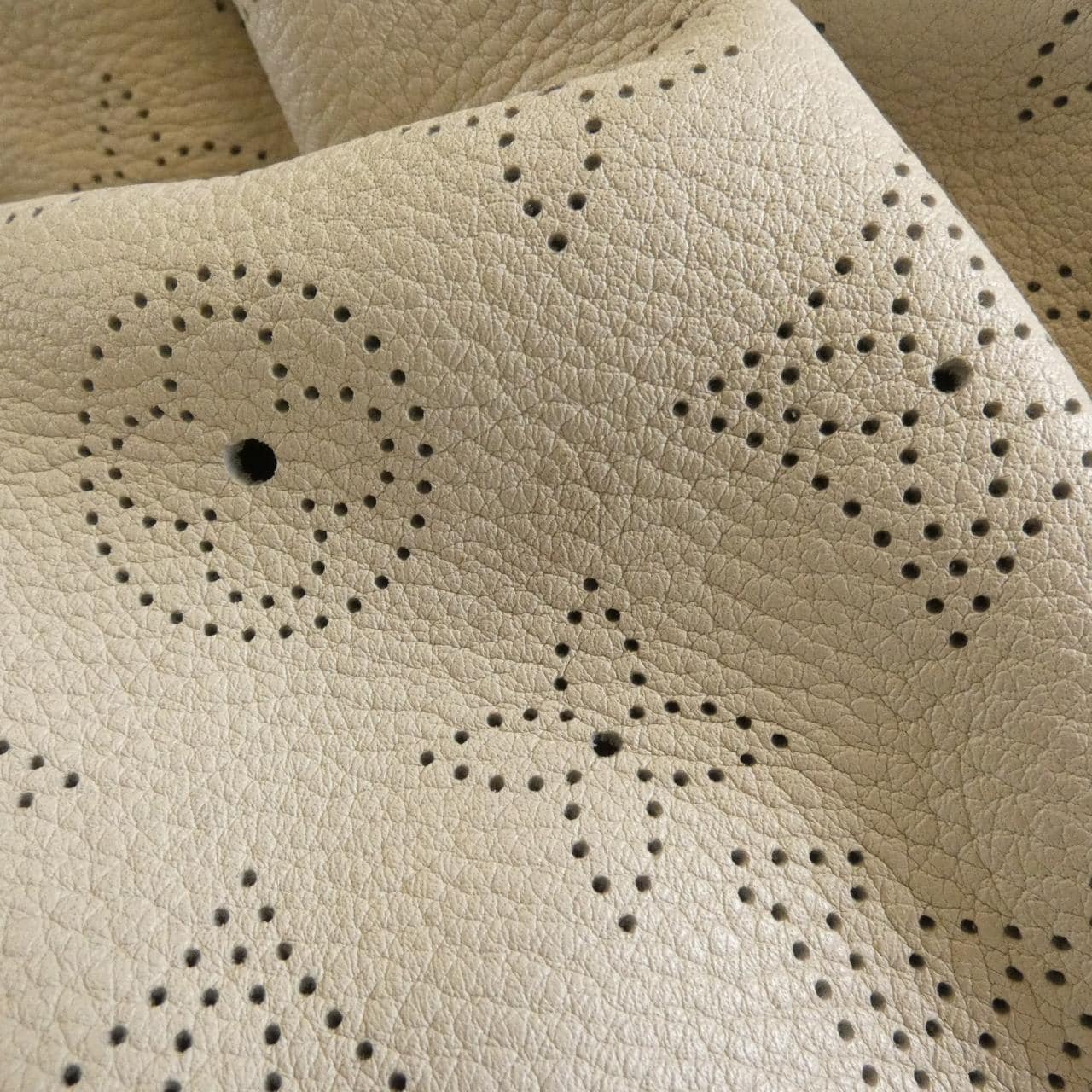 ルイヴィトン マヒナ XL M95548 ショルダーバッグ