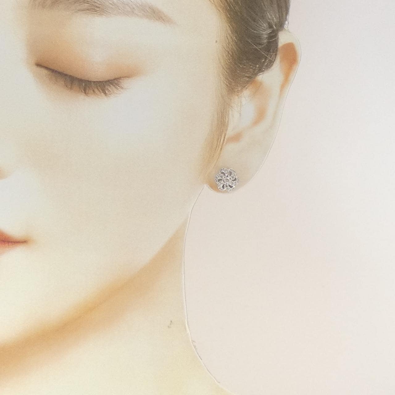 K18WG フラワー ダイヤモンド ピアス