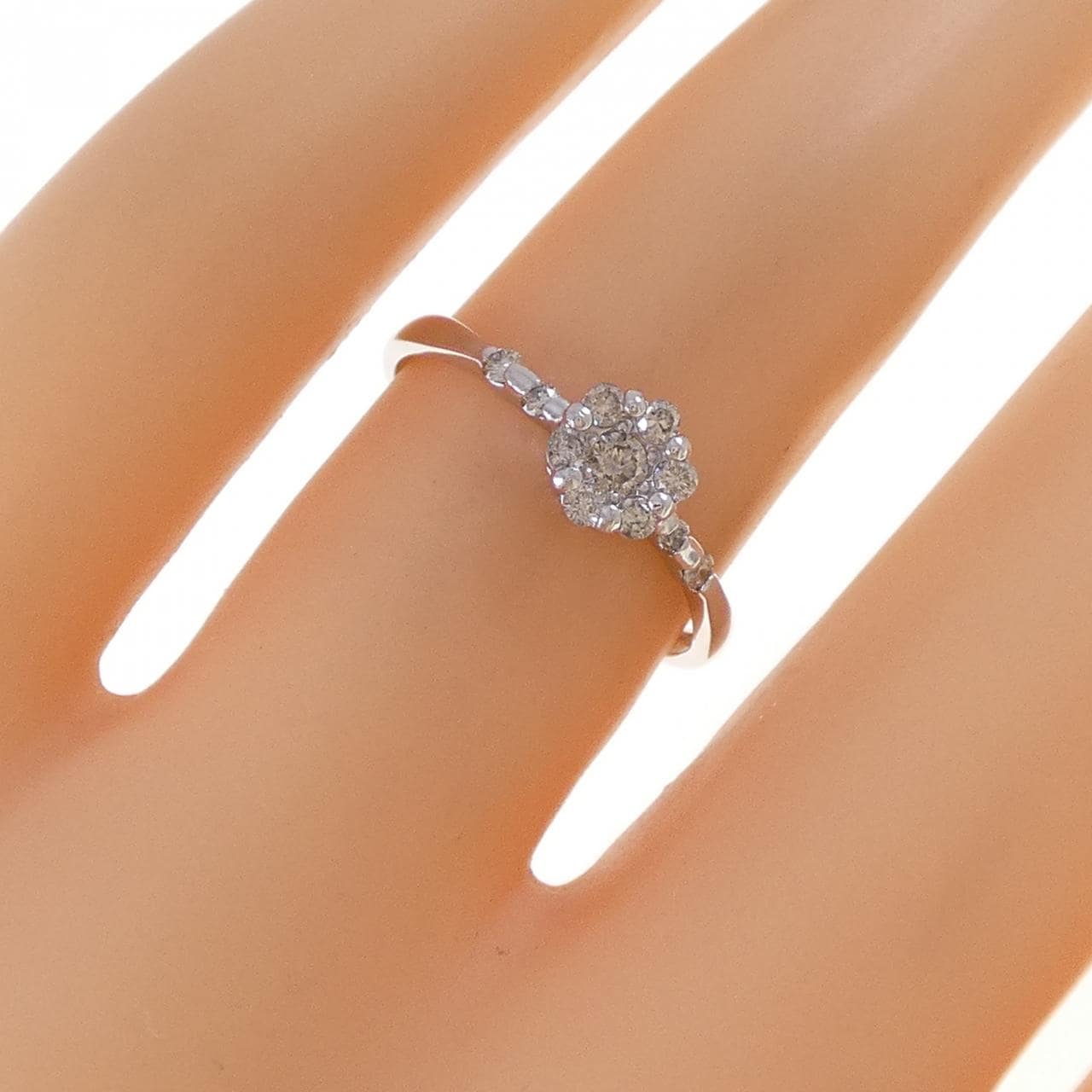 K10WG フラワー ダイヤモンド リング 0.20CT