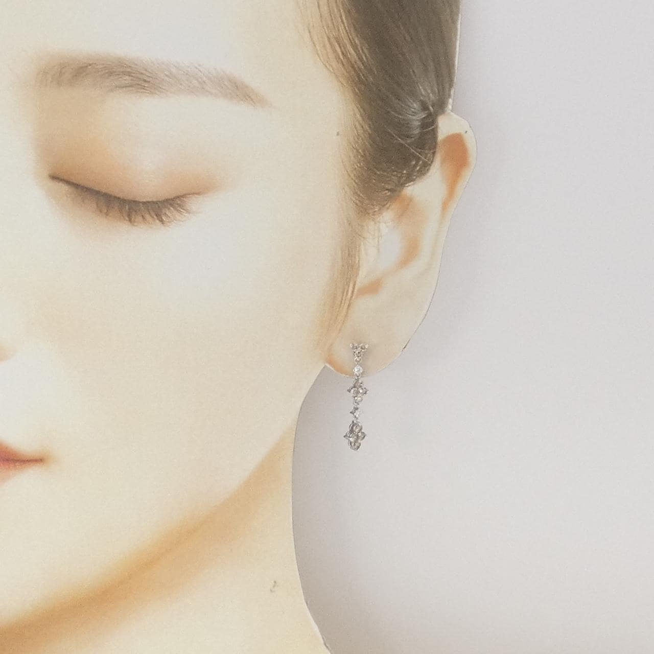 K18WG フラワー ダイヤモンド ピアス 1.00CT