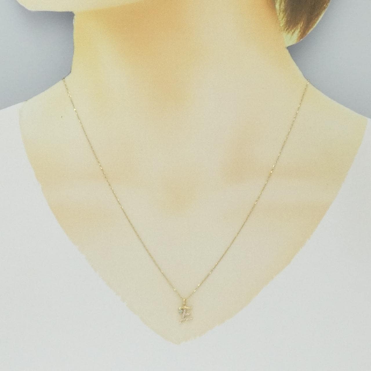 K10YG イニシャルE エメラルド ネックレス