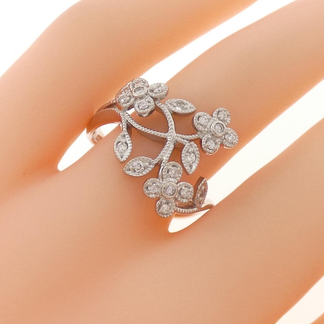 K18WG フラワー ダイヤモンド リング 0.21CT