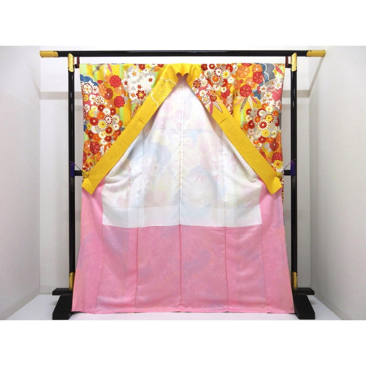 振袖　友禅金彩加工　刺繍入り