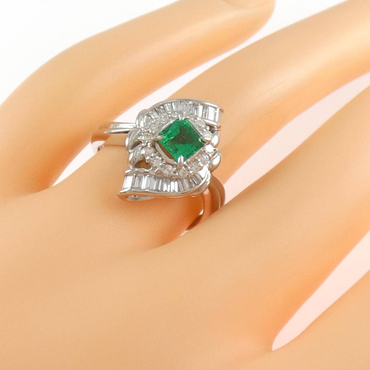PT900 エメラルド リング 0.57CT
