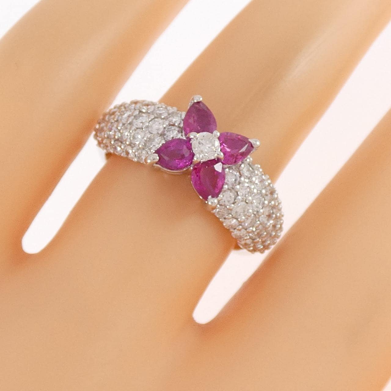 K18WG フラワー ルビー リング 0.84CT