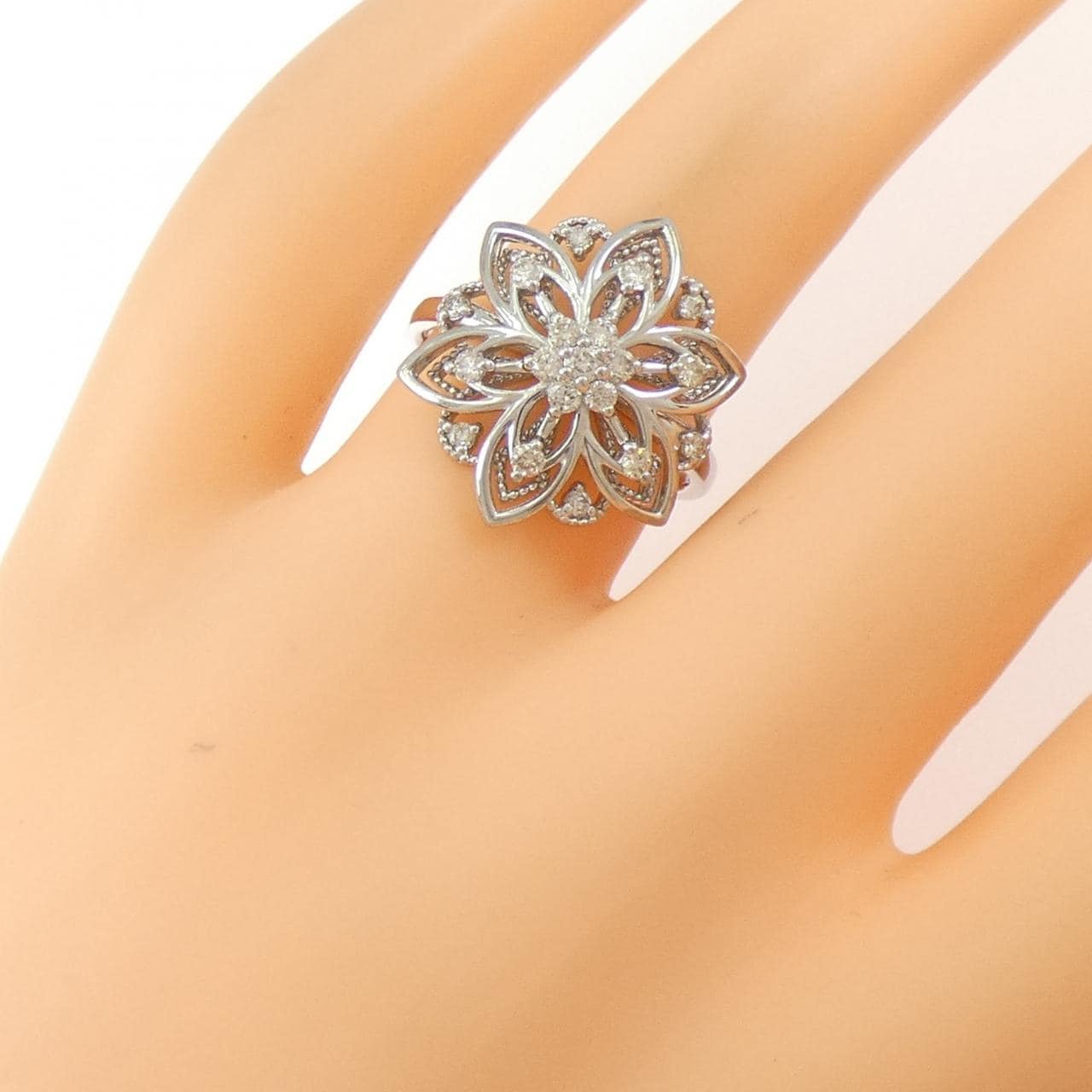 K18WG フラワー ダイヤモンド リング 0.31CT