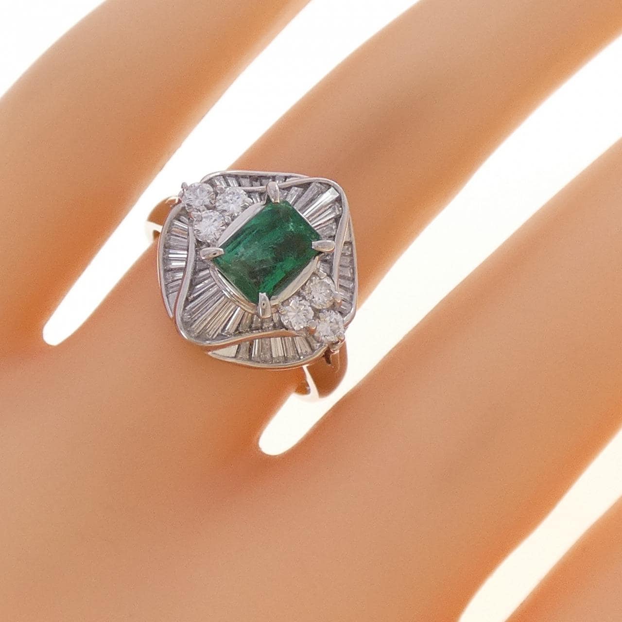 PT900 エメラルド リング 0.92CT