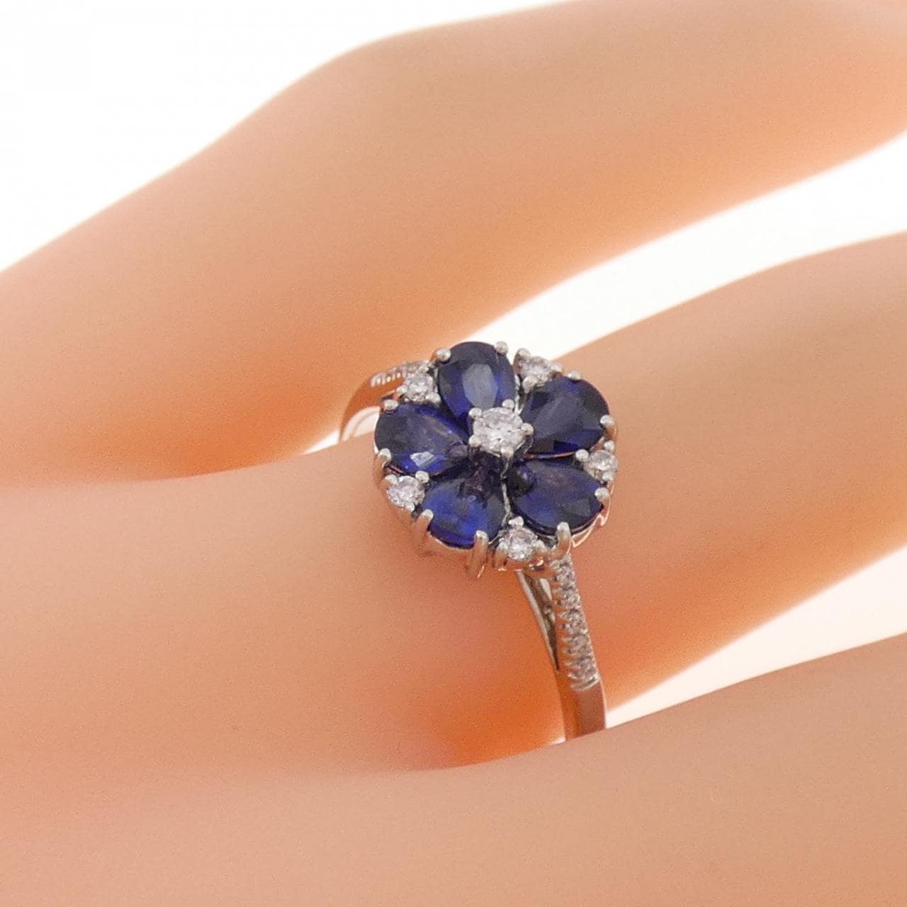 K18WG フラワー サファイヤ リング 1.10CT