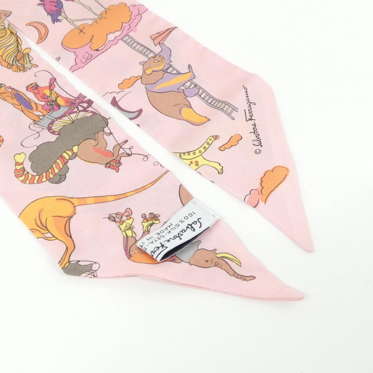 サルヴァトーレフェラガモ スカーフ