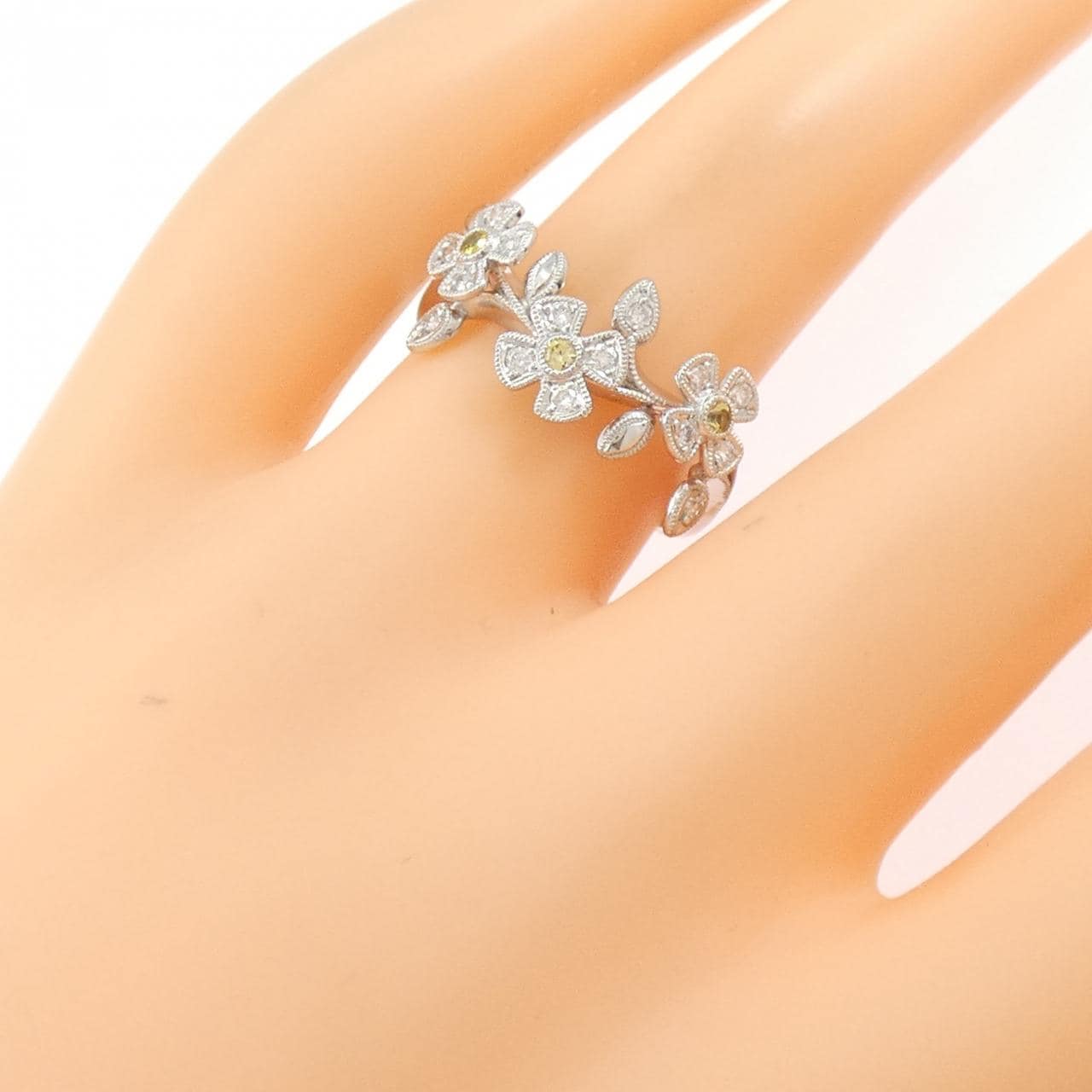 PT900 Flower Sapphire Ring 0.07CT