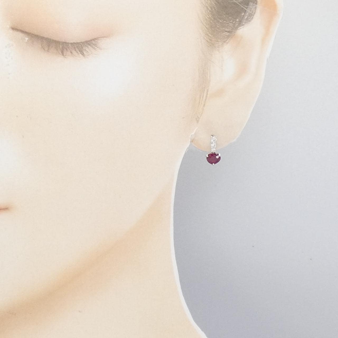 K18WG红宝石耳钉1.38CT