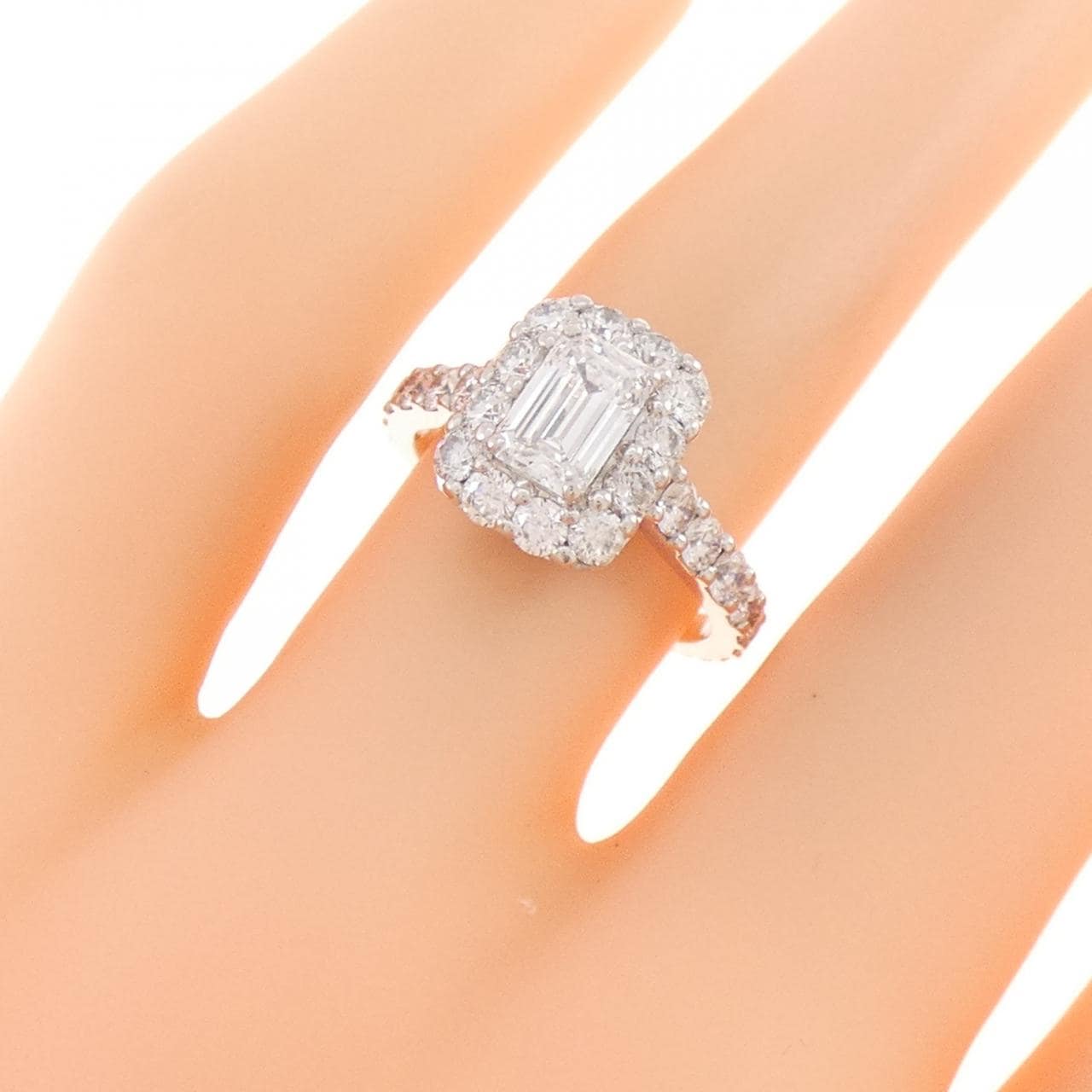 グラフ ダイヤモンド エメラルドカット リング 0.72CT D VS1