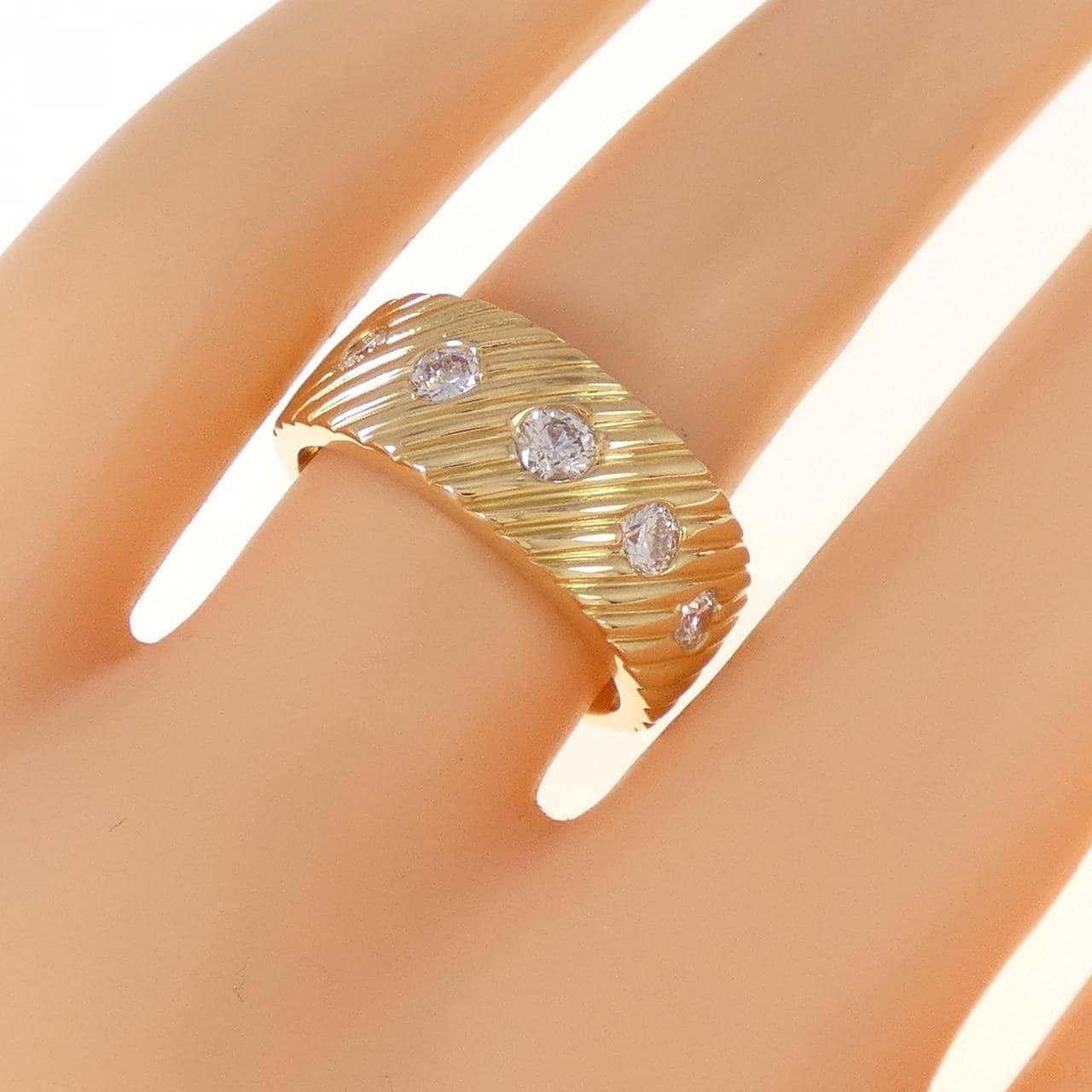 18CTYG Diamond Ring