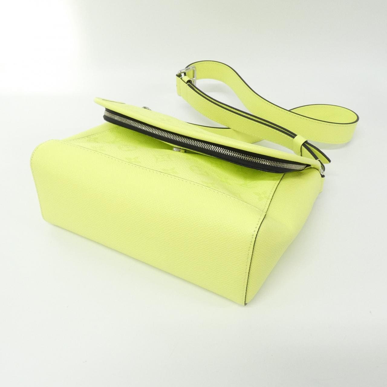 LOUIS VUITTON Taiga Llama Pulse 斜背包 M14079