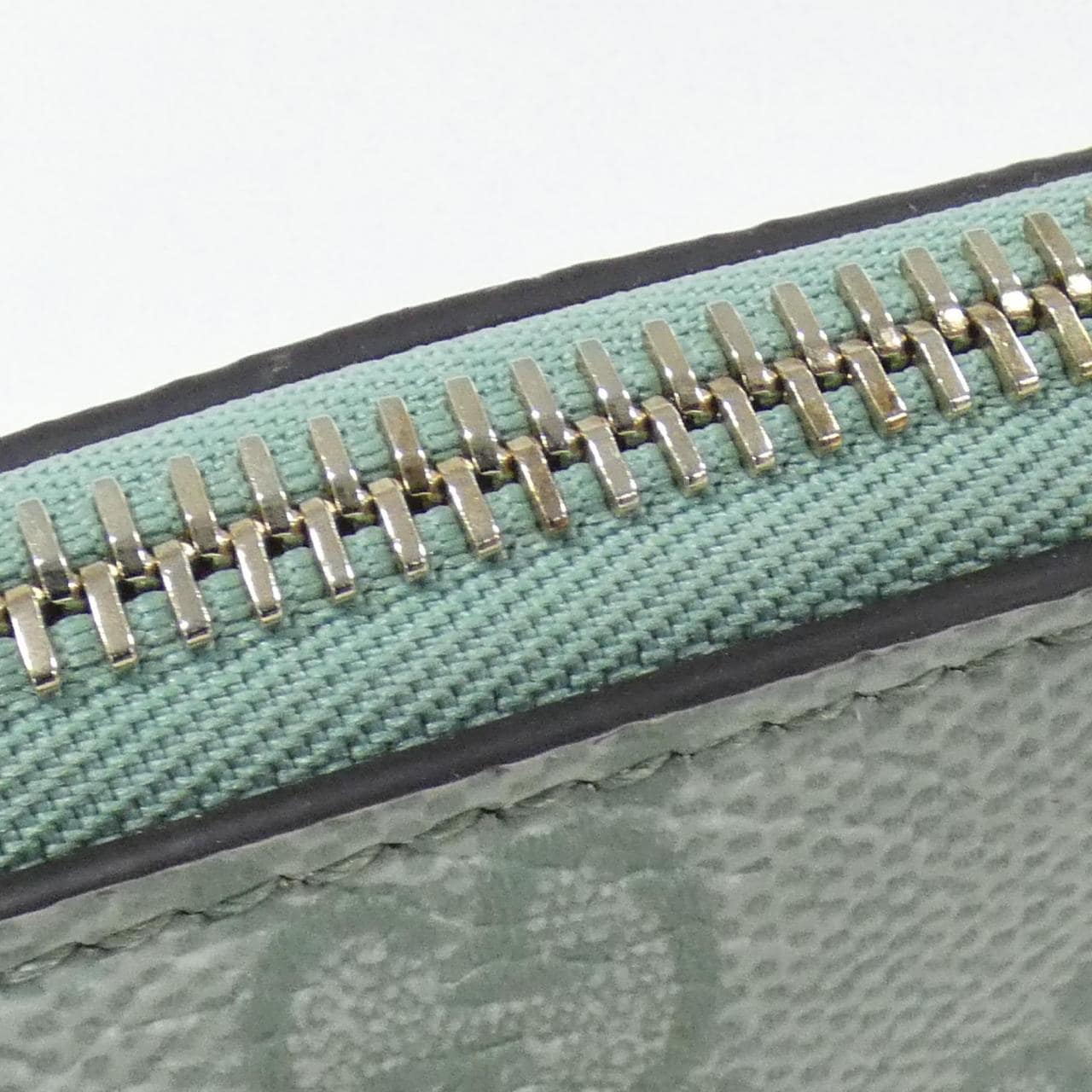 グッチ GG EMBLEM 815218 FAEEA ショルダーバッグ