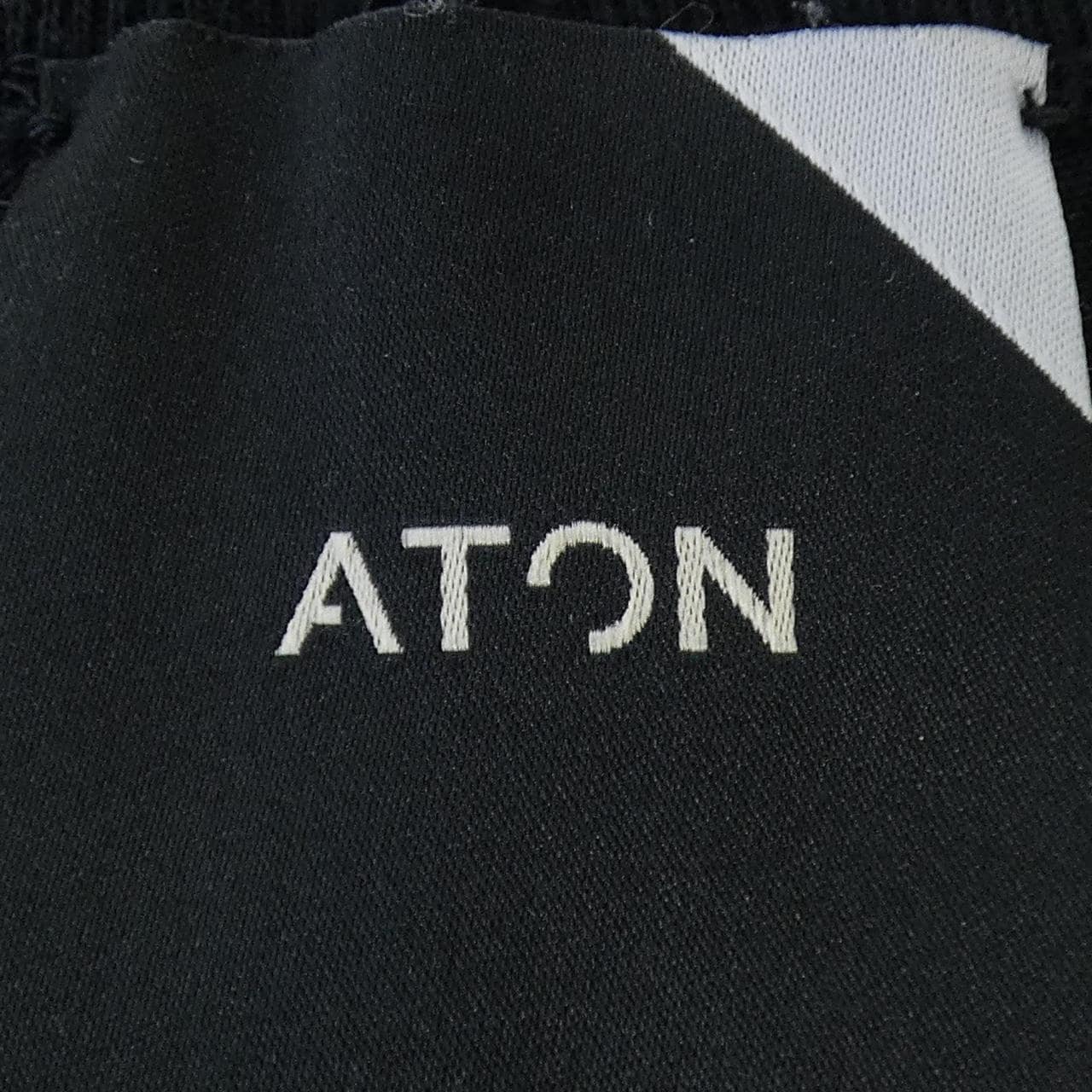 エイトン ATON Tシャツ