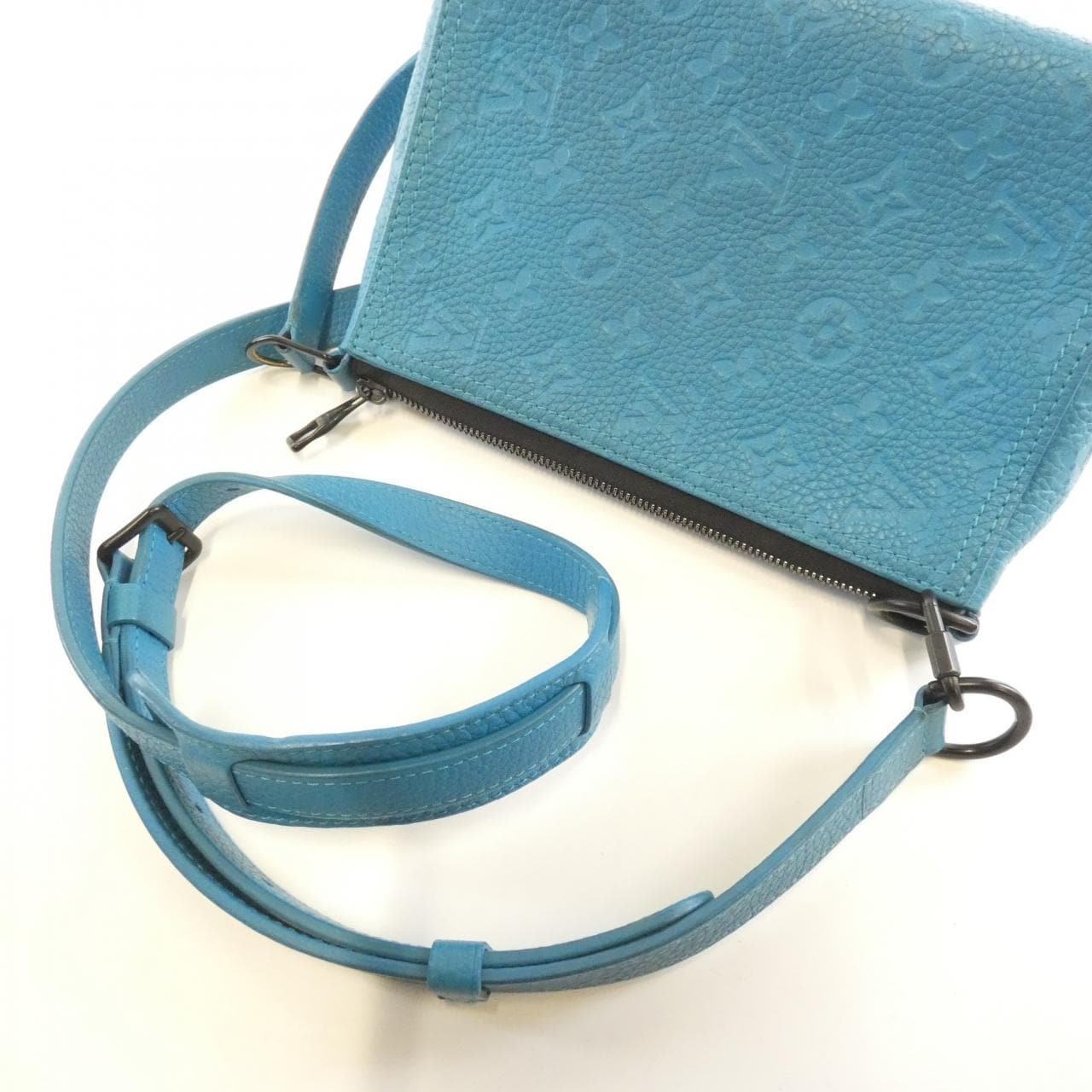 LOUIS VUITTON Taurillon Monogram Triangle Messenger M55925 肩背包