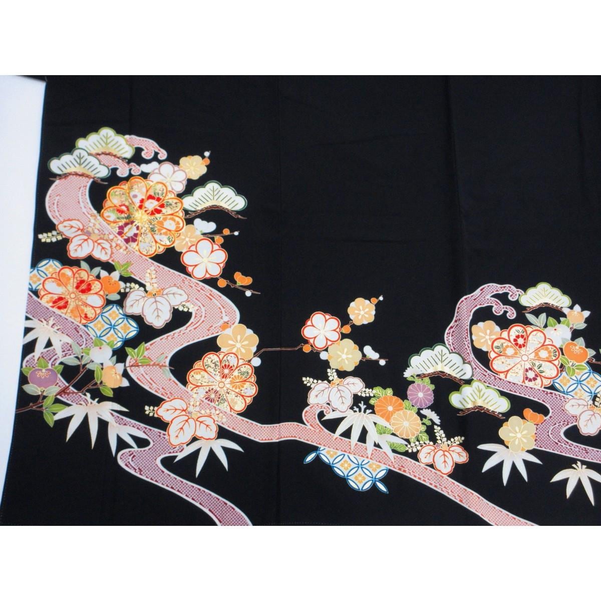 留袖　友禅金彩加工　刺繍入り　丸に剣片喰　身幅２Ｌ寸