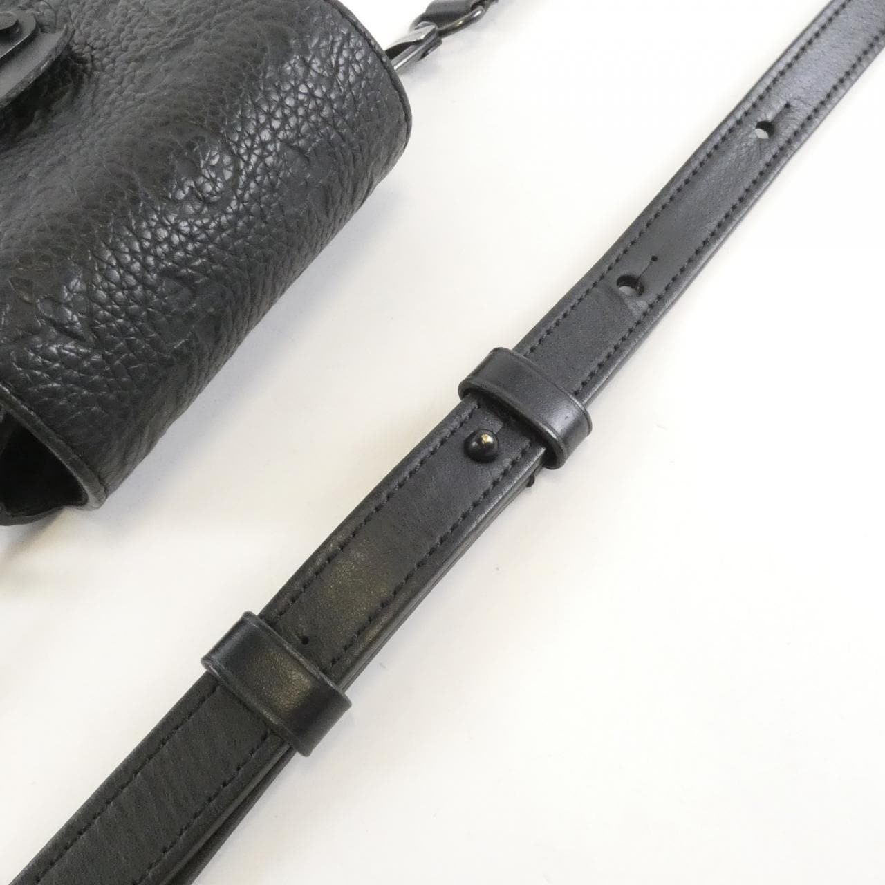 ルイヴィトン トリヨン モノグラム Sロック ヴェルティカル ウエアラブル ウォレット M81524 ショルダーバッグ