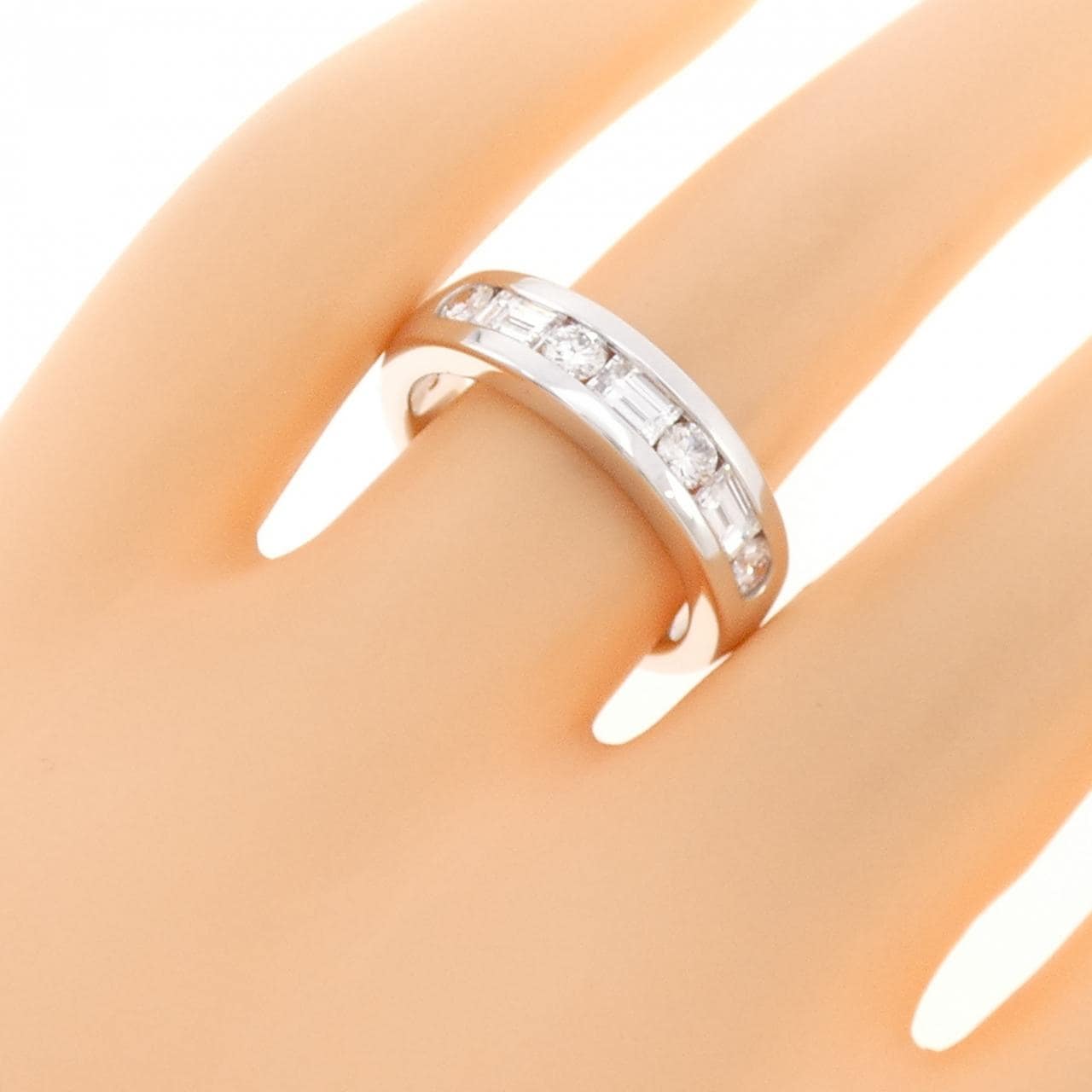 750WG Diamond ring