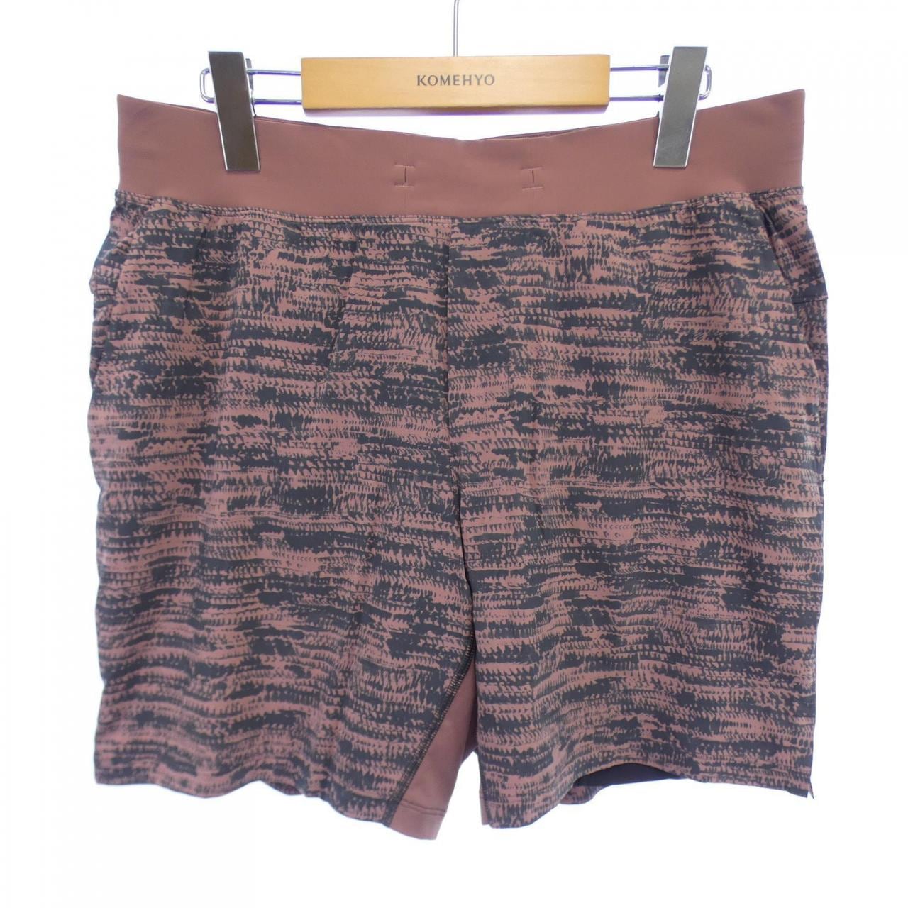 LULULEMON ショートパンツ