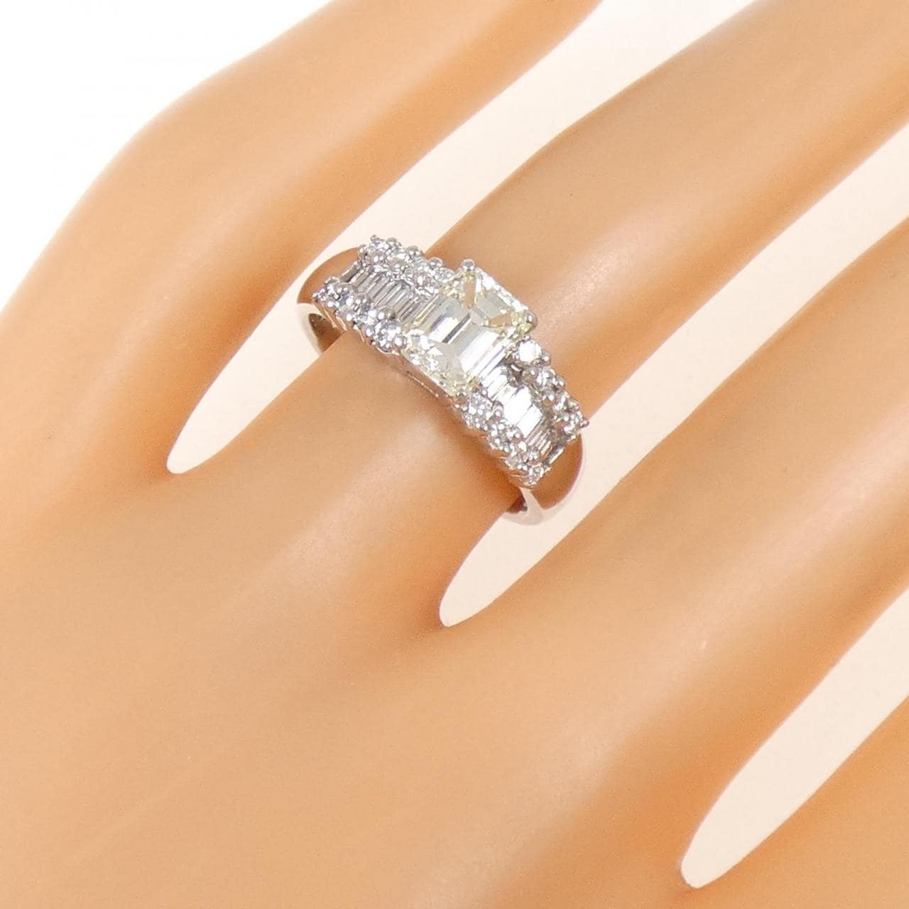 PT900 ダイヤモンド リング 1.012CT M VS2 エメラルドカット