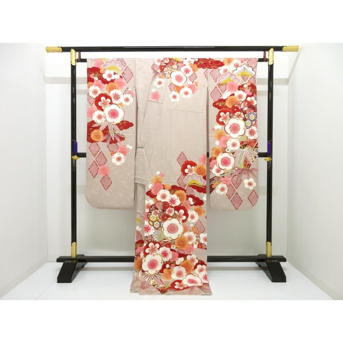 振袖　友禅金彩加工　刺繍入り　身幅２Ｌ寸