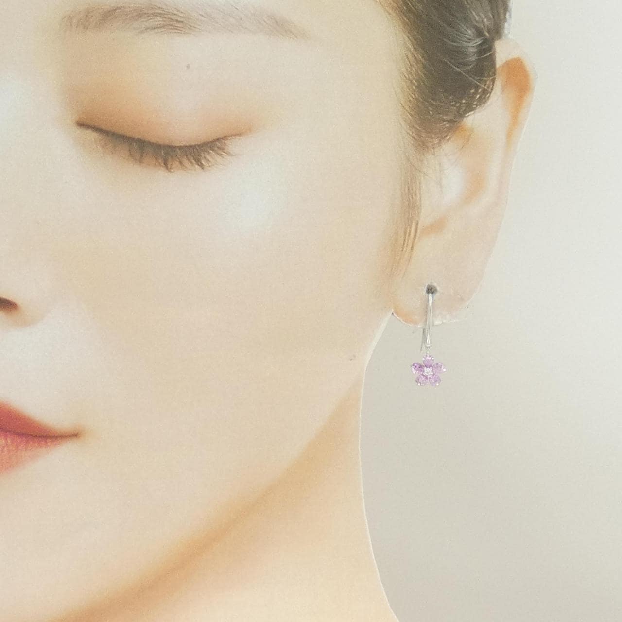 K18WG フラワー サファイヤ ピアス 1.11CT