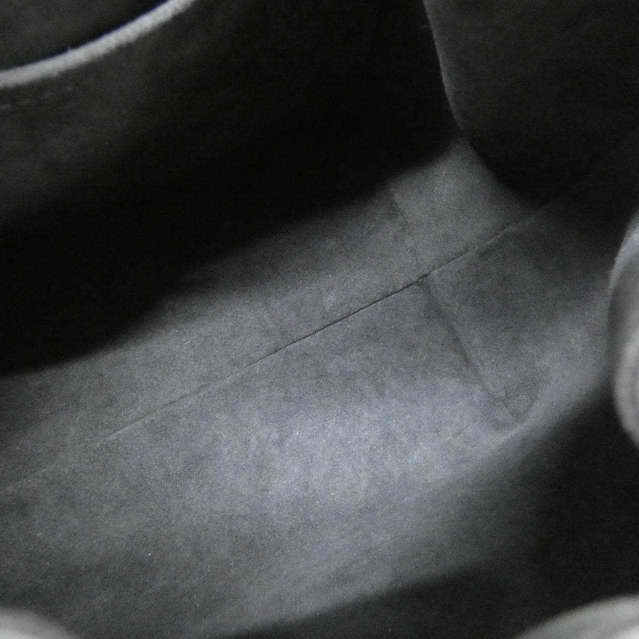 ルイヴィトン トリヨン ロックミー バケット M57687 ショルダーバッグ