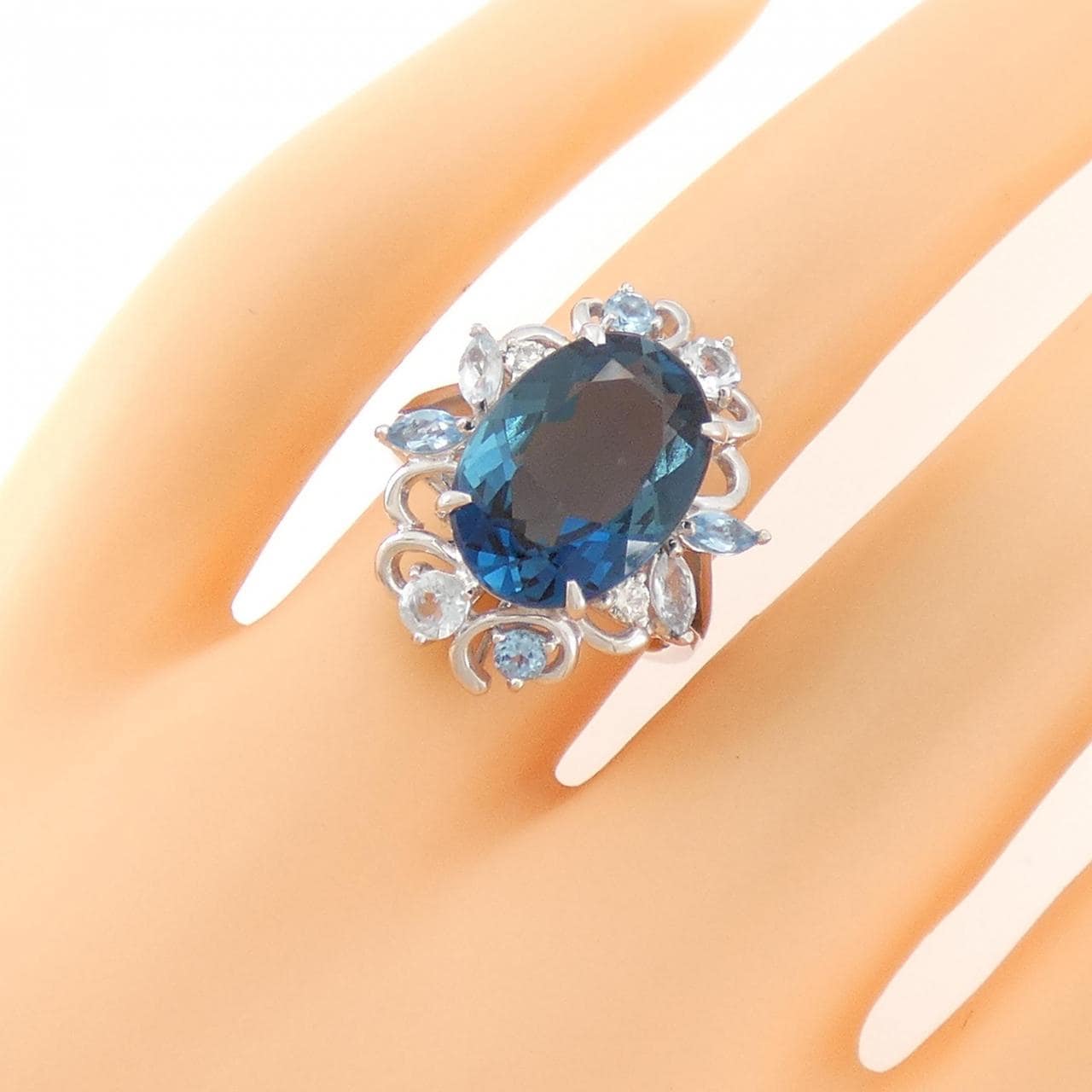 K18WG Blue Topaz Ring 6.33CT