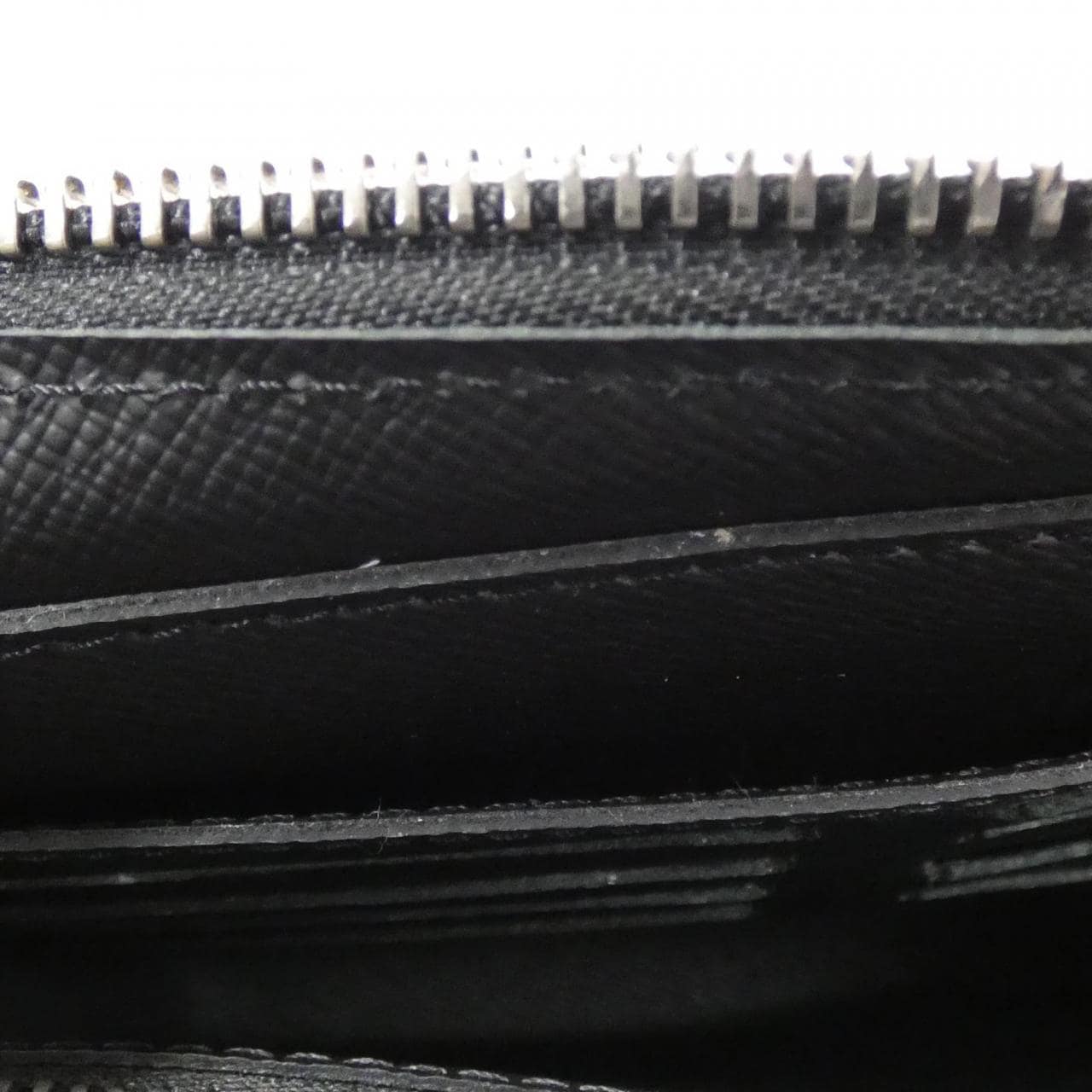 LOUIS VUITTON Taiga Zippy XL M44275 Wallet