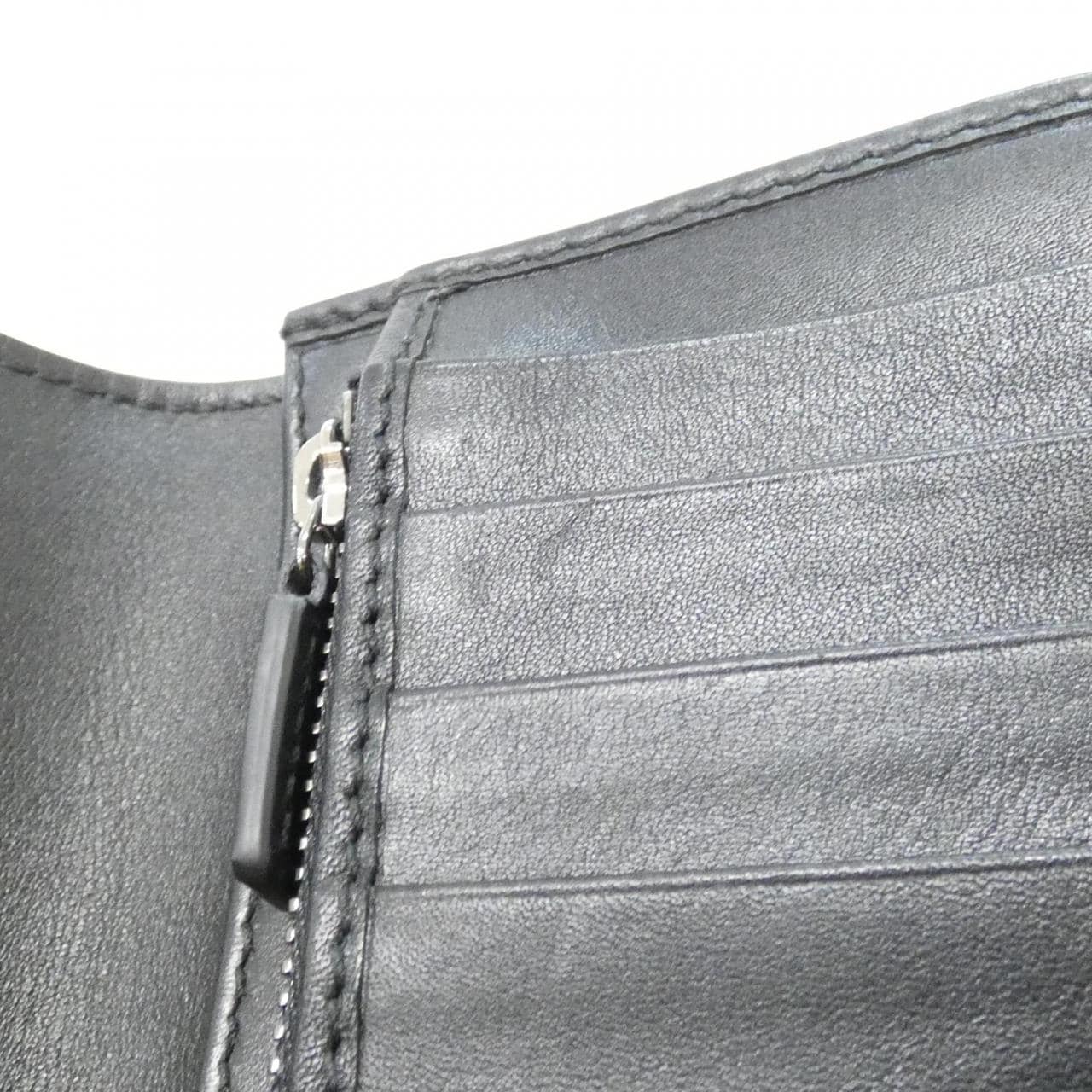 グッチ GG EMBLEM 821213 FAD6M 財布