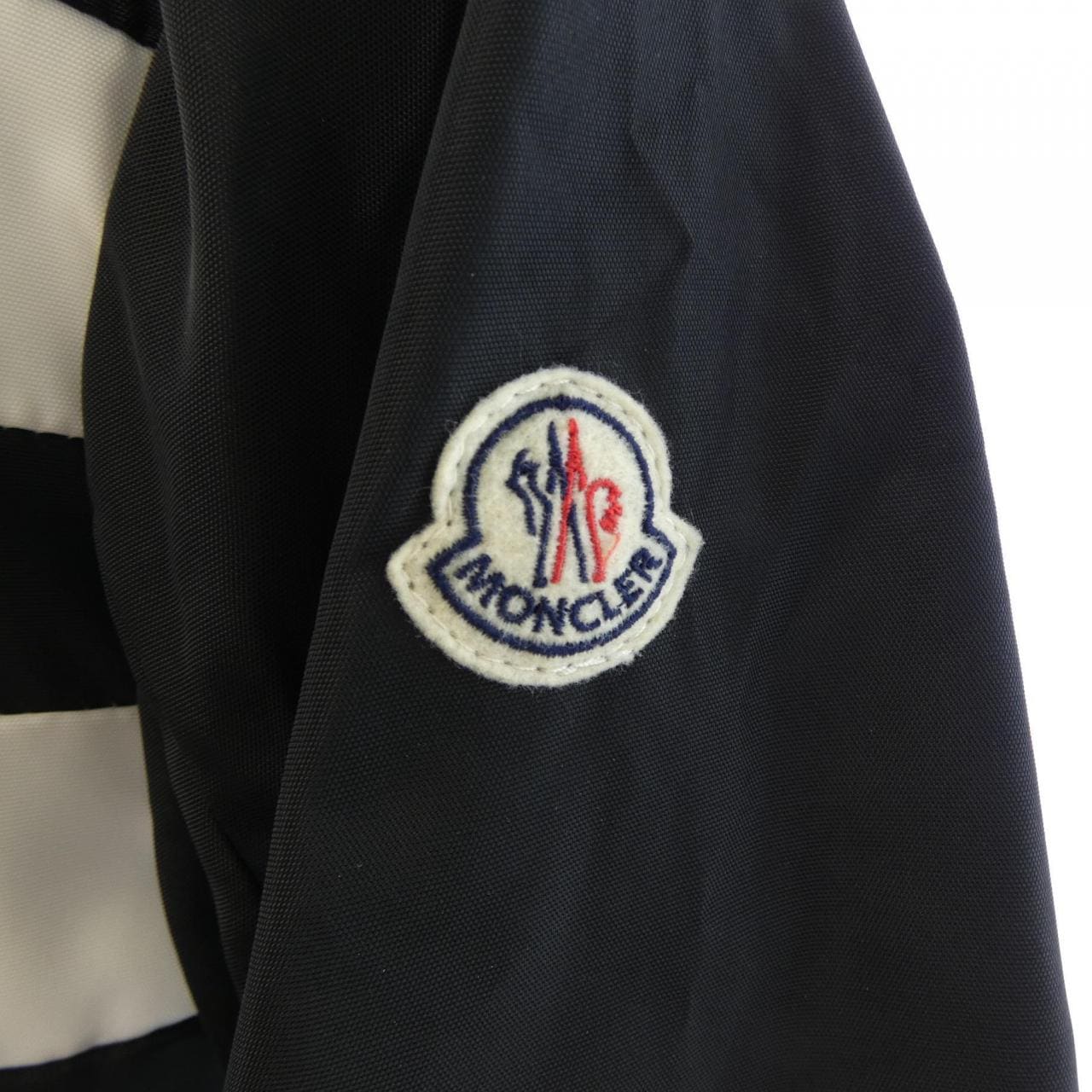 MONCLER MONCLER 40119/50 胸紅鞋