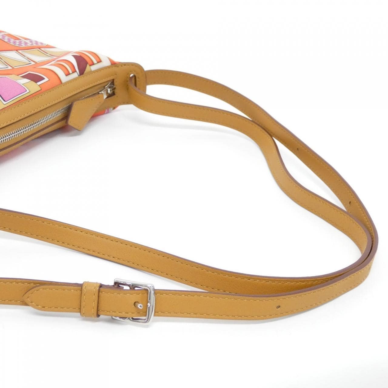 エルメス CARRE EN BOUCLES シュルソワ トゥー ゴー 085196CK ポーチ