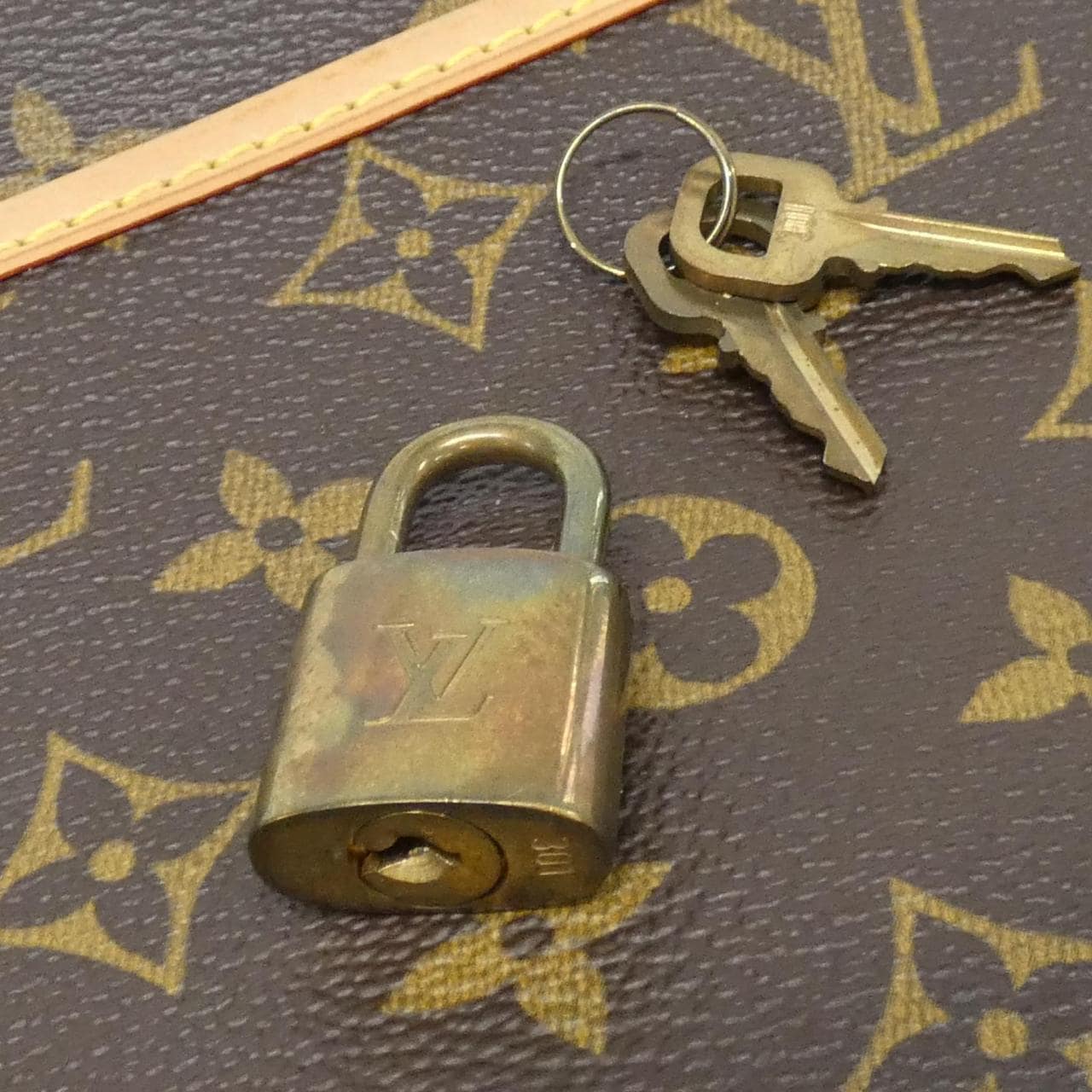 ルイヴィトン モノグラム トゥルーヴィル M42228 バッグ