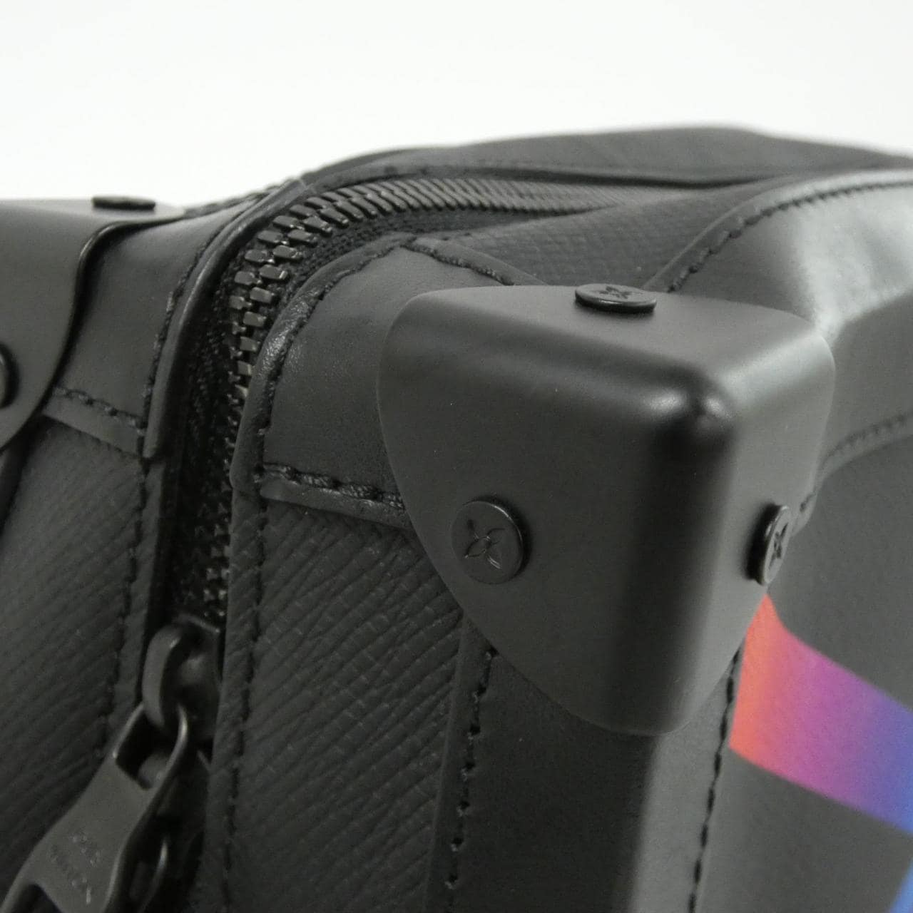 LOUIS VUITTON Taiga rainbow色 Soft Trunk M30341 單肩包