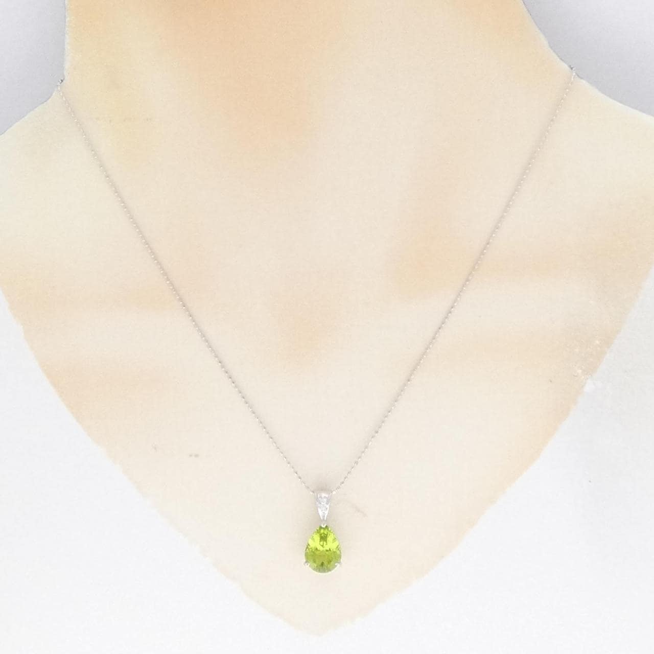 K18WG Peridot necklace 2.65CT