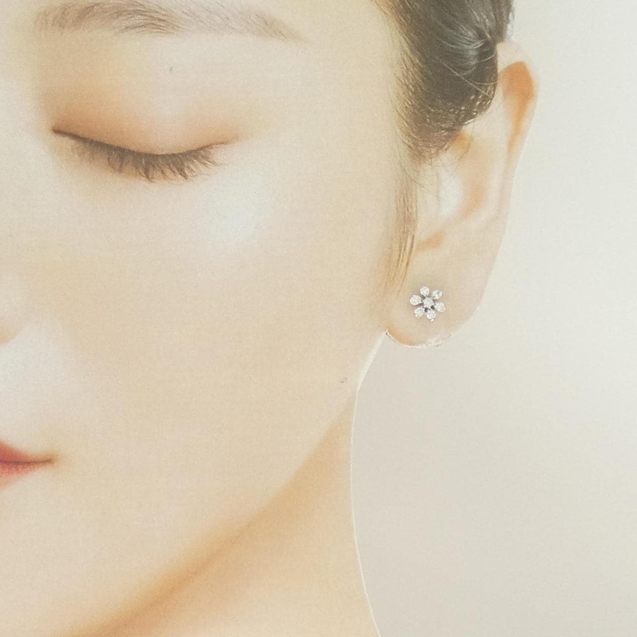 K18WG フラワー ダイヤモンド ピアス 0.34CT