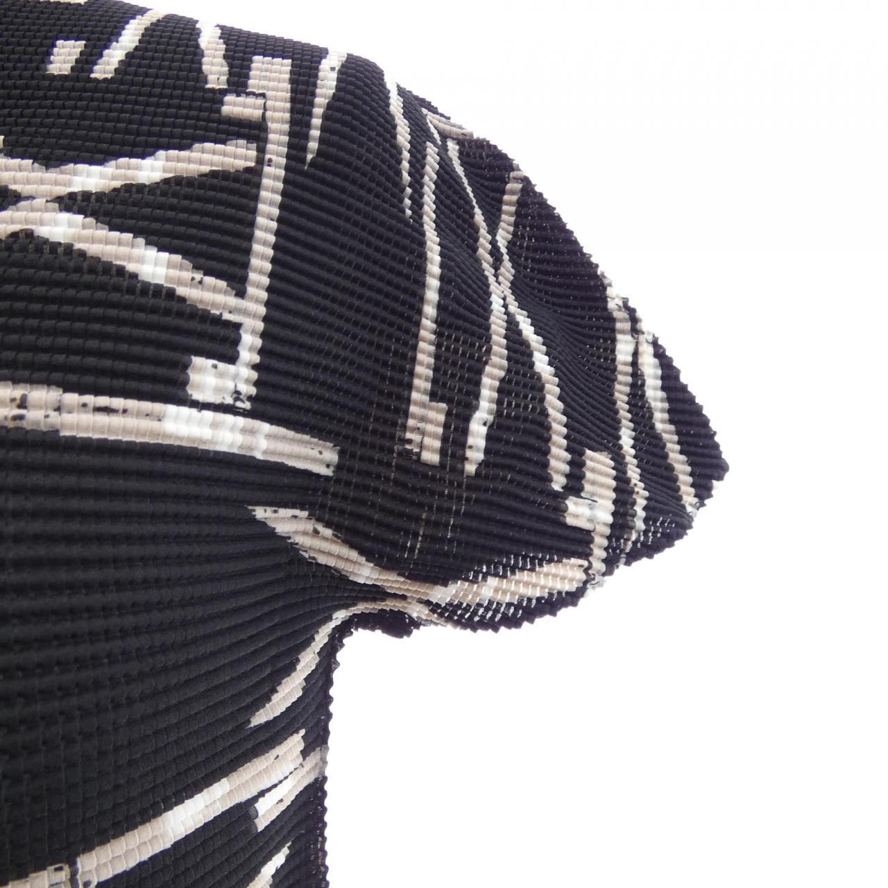 ミーイッセイミヤケ me ISSEY MIYAKE M123FK125 トップス