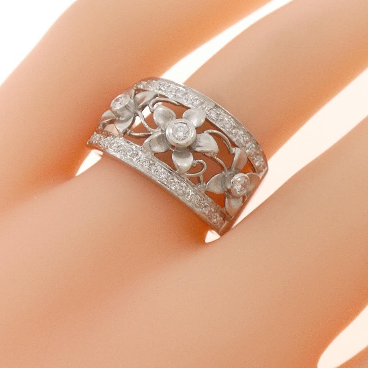 750WG フラワー ダイヤモンド リング 0.20CT