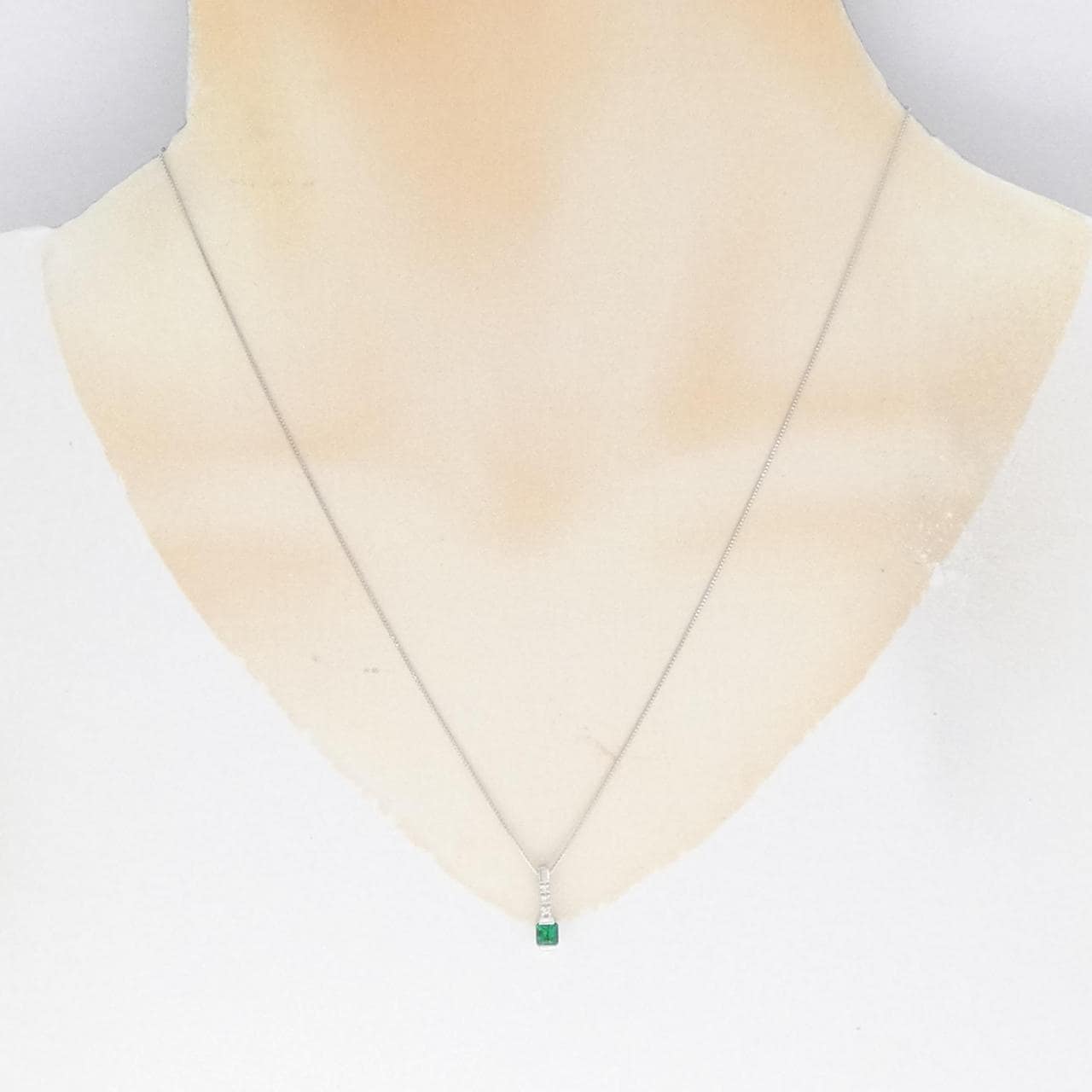 K18WG emerald necklace 0.26CT