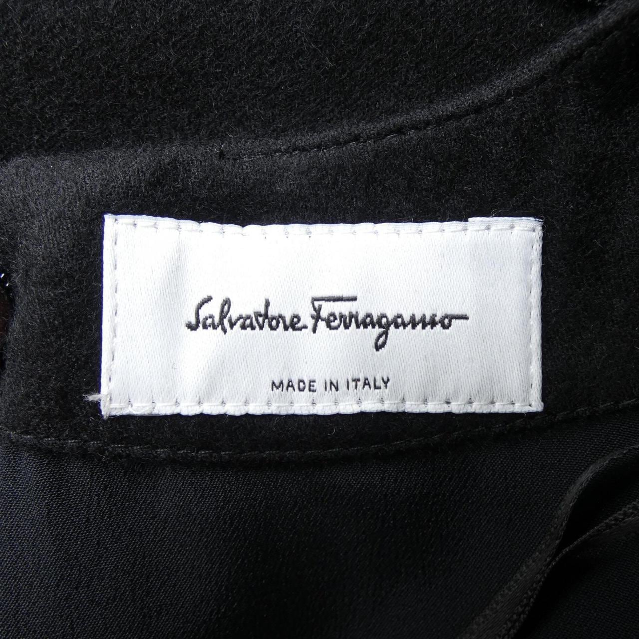 サルヴァトーレフェラガモ SALVATORE FERRAGAMO 13J050 ワンピース