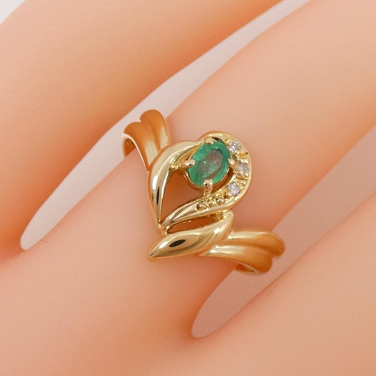K18YG emerald ring