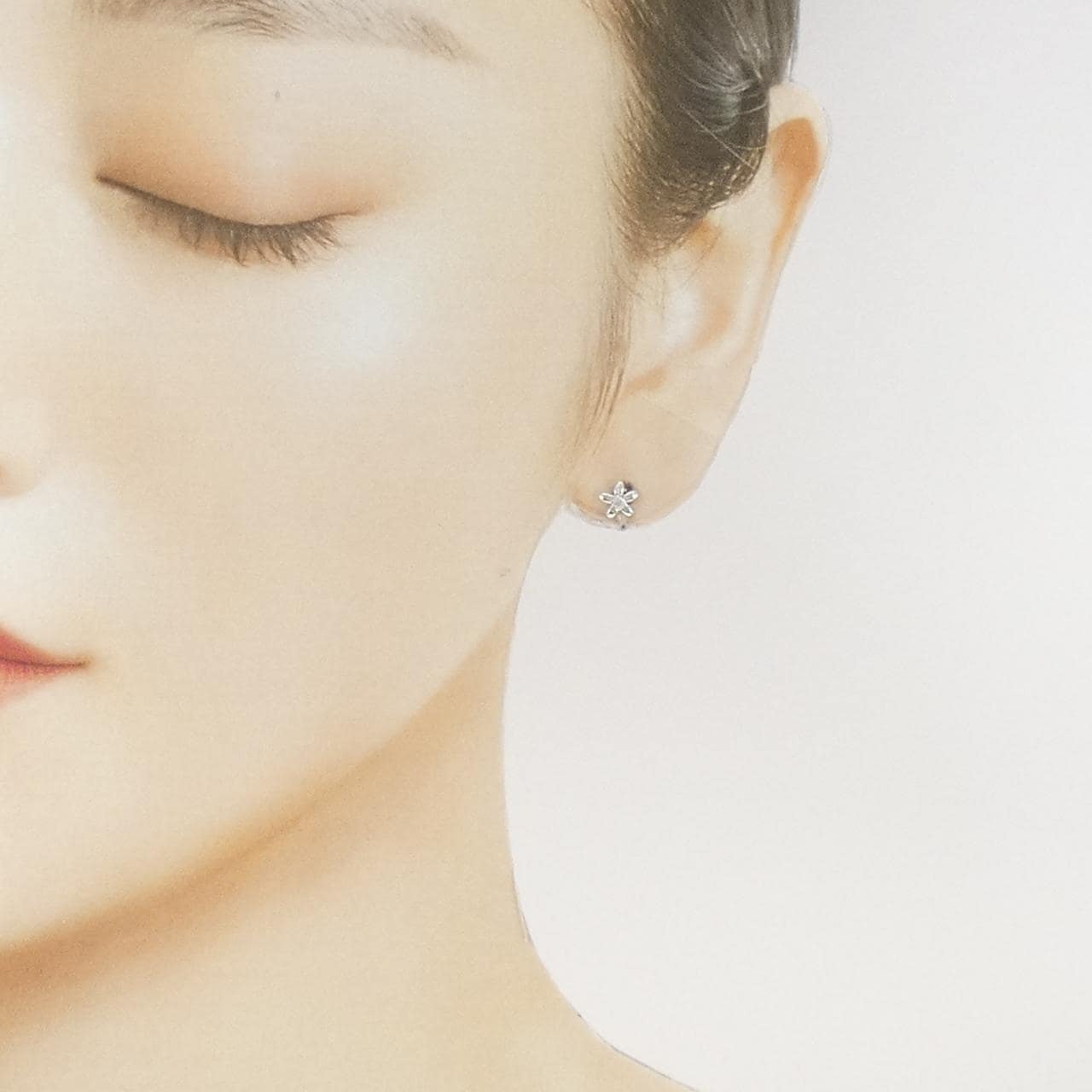 K14WG フラワー ダイヤモンド ピアス 0.04CT