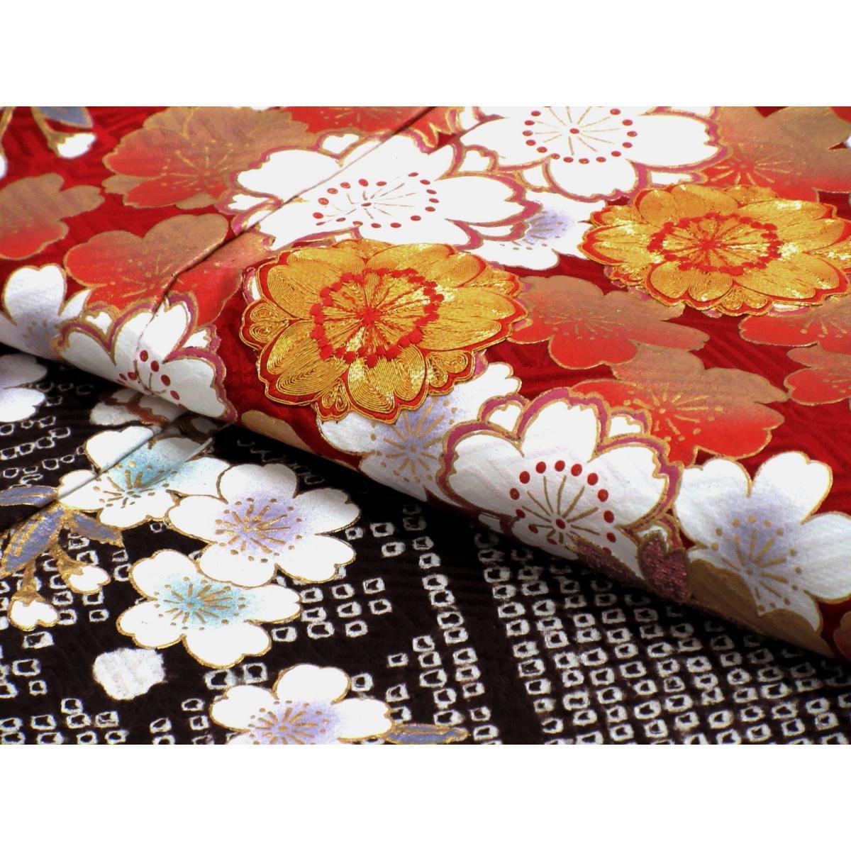 Long-sleeved kimono with gold leaf and embroidery