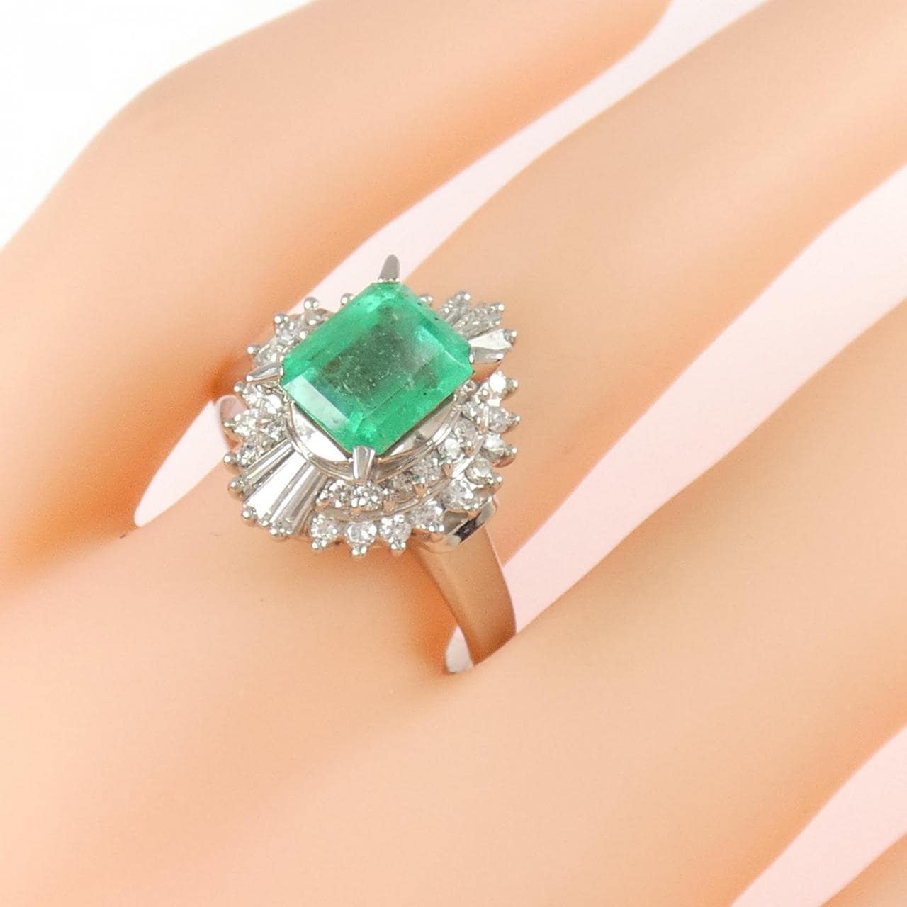 PT900 エメラルド リング 1.66CT