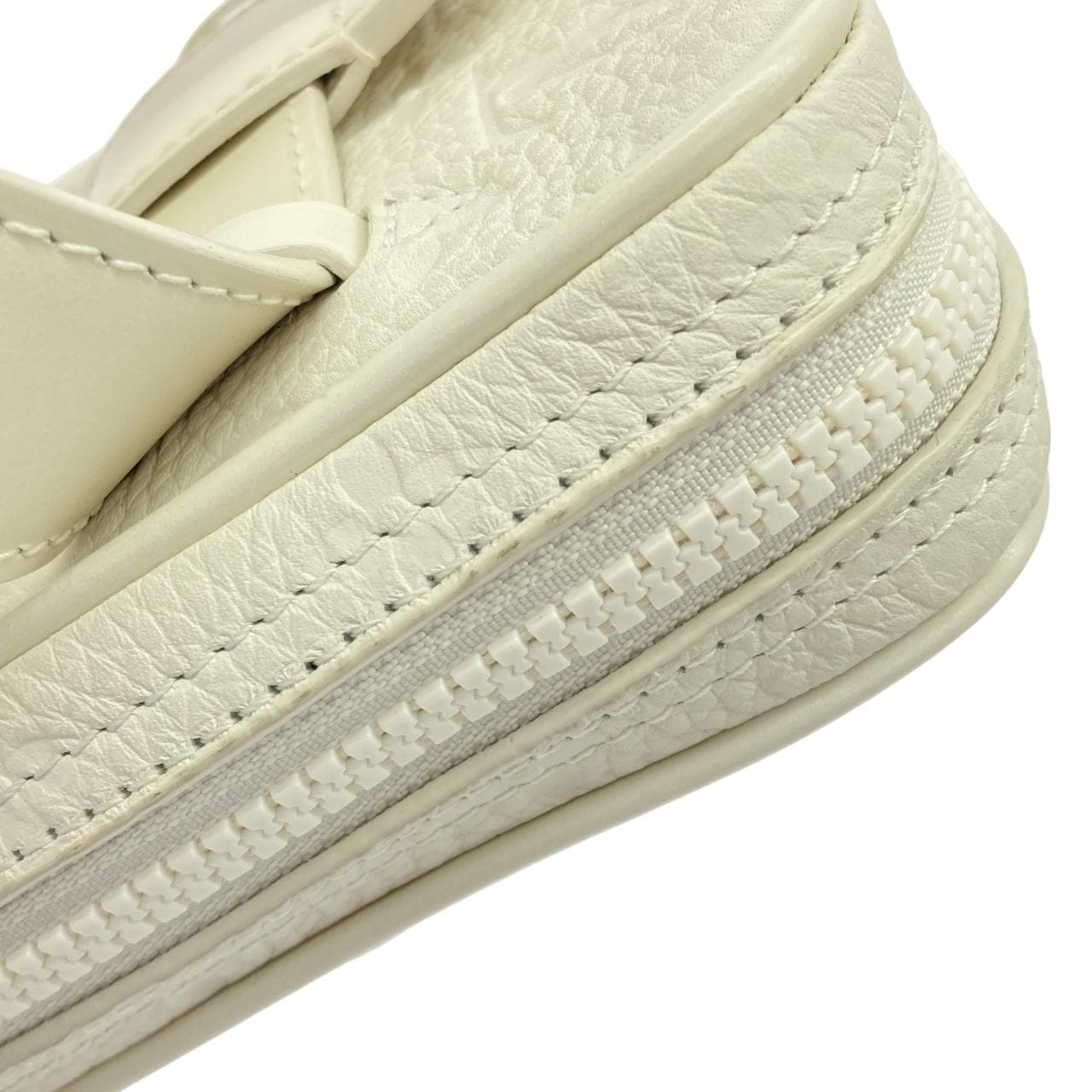 ルイヴィトン トリヨン モノグラム ユティリティ サイドバッグ M53297 ショルダーバッグ