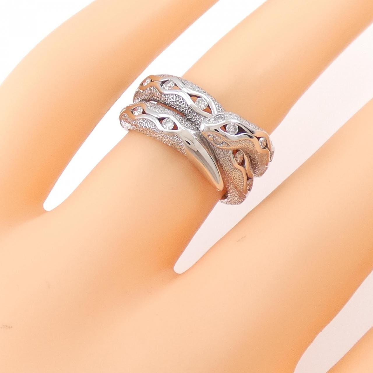 K18WG snake Diamond ring 0.20CT